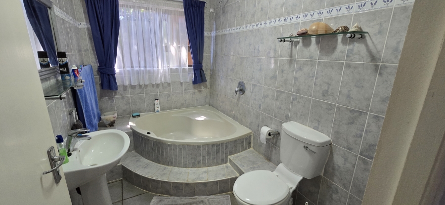4 Bedroom Property for Sale in Marshstrand Eastern Cape